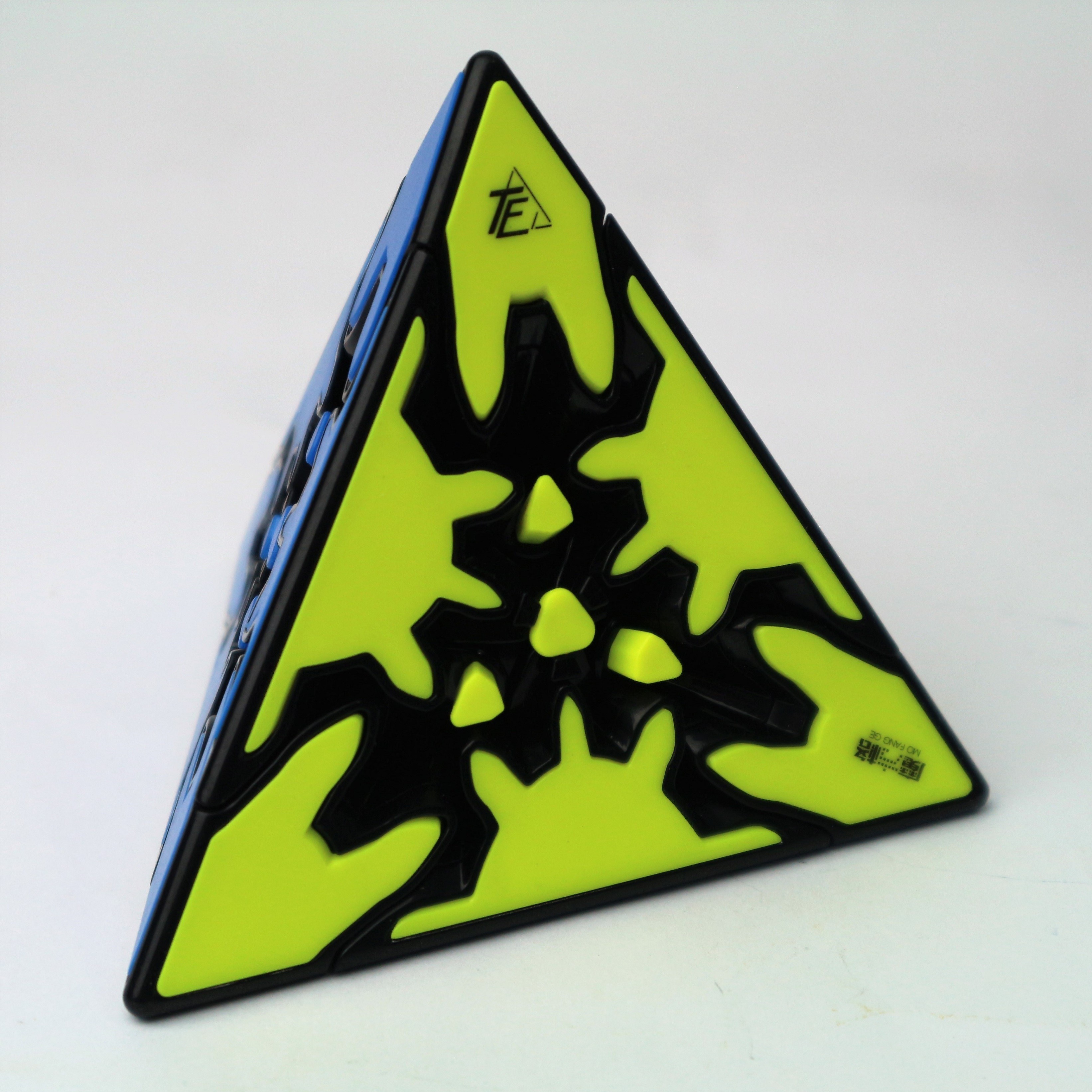 Qiyi gear pyraminx borde negros